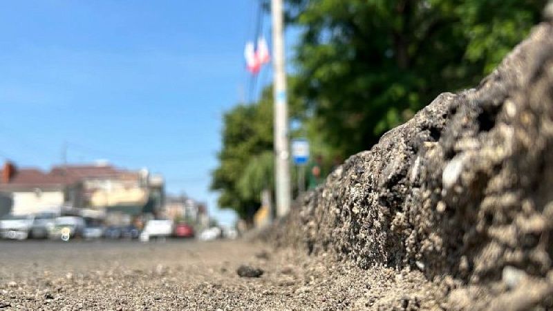 Рабочие начали укладывать асфальт прямо в лужу в подмосковной Лобне