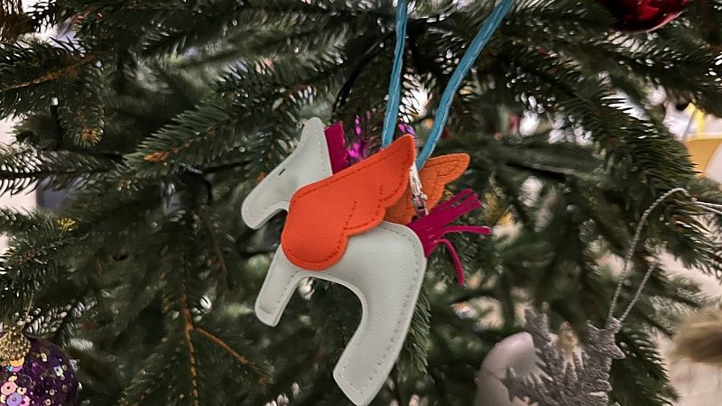 Плачущая лошадка-игрушка из-за брака стала новогодним хитом в Китае