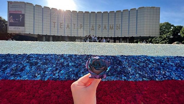 Флаг страны из 20 тысяч живых цветов создадут в День России в Краснодаре. Фото: Телеканал «Краснодар» (архив)