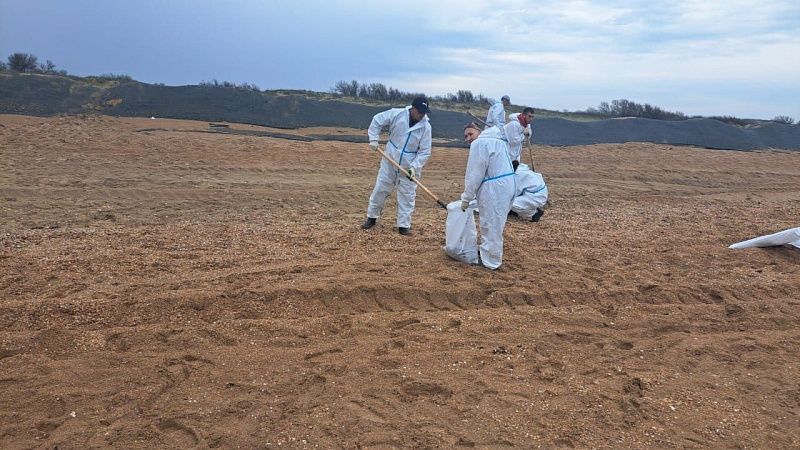 Новые выбросы мазута обнаружили на трех пляжах Анапы 25 апреля