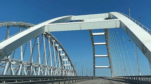 Почти 2 тысяч автомобилей скопилось у Крымского моста со стороны Тамани