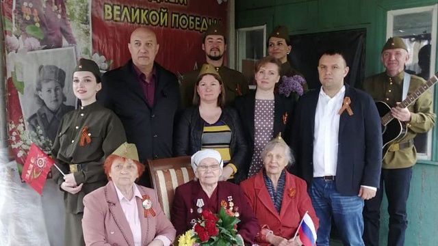 Поздравление ветерана с 9 мая. Анна Згонникова в центре. Фото: пресс-служба администрации Краснодара