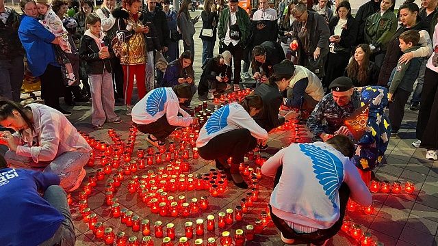 Активисты выложили картину из свечей на площади Памяти Героев в Краснодаре