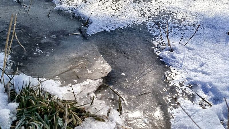 Во время спасения снегохода рыбак провалился под лёд на Сахалине