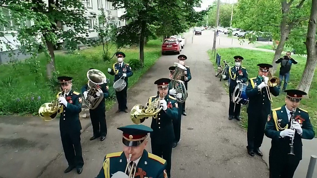 Персональные Парады Победы проходят под окнами домов ветеранов в Краснодаре