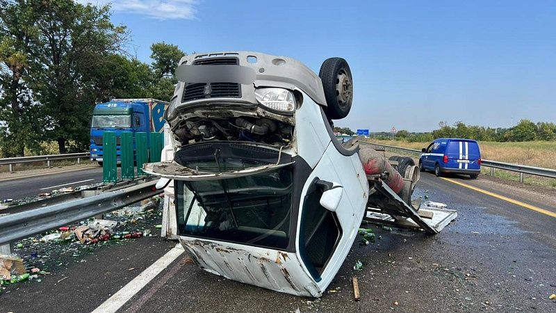 Грузовик с пивом влетел в ограду и опрокинулся из-за лопнувшего колеса на Кубани