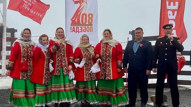 На высоте в 2,2 тысячи метров установили копию Знамени Победы в Сочи 