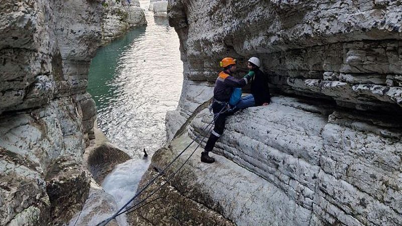 Спасатели-альпинисты эвакуировали туристку из ущелья в Сочи