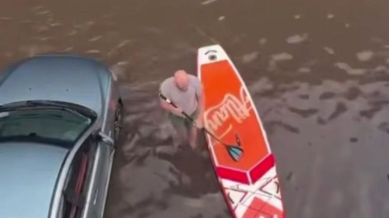 На видео попали передвигающиеся на сапах в дождливую погоду жители Москвы