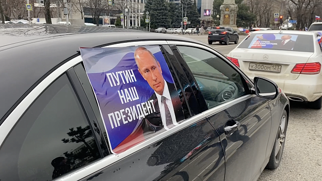 В Краснодаре состоялся автопробег в поддержку президента РФ. Фото: телеканал «Краснодар»