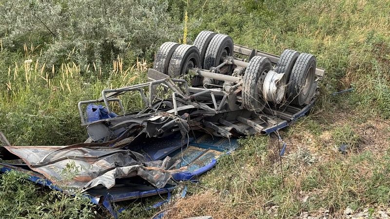 Появились фото последствий столкновения поезда и зерновоза на Ставрополье 