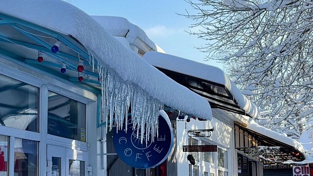 Сотрудники управляющих компаний и ТСЖ расчищают от снега дворы многоэтажек в Краснодаре