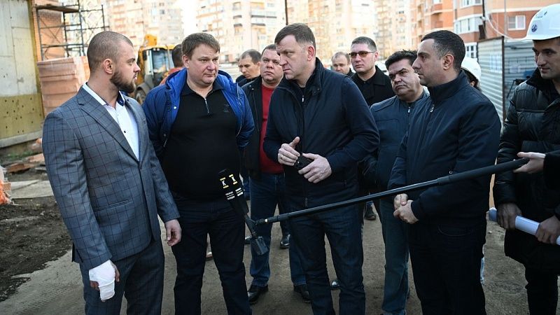 Глава Краснодара посетил стройплощадку школы по проспекту Константина Образцова