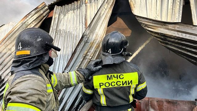 Двое сотрудников СТО пострадали при пожаре в Краснодаре