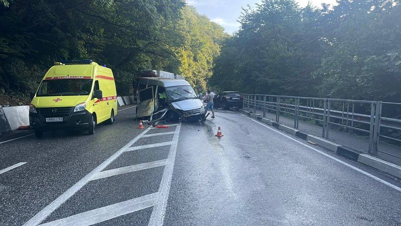 Выезд на встречку в Сочи закончился аварией и травмированием четверых