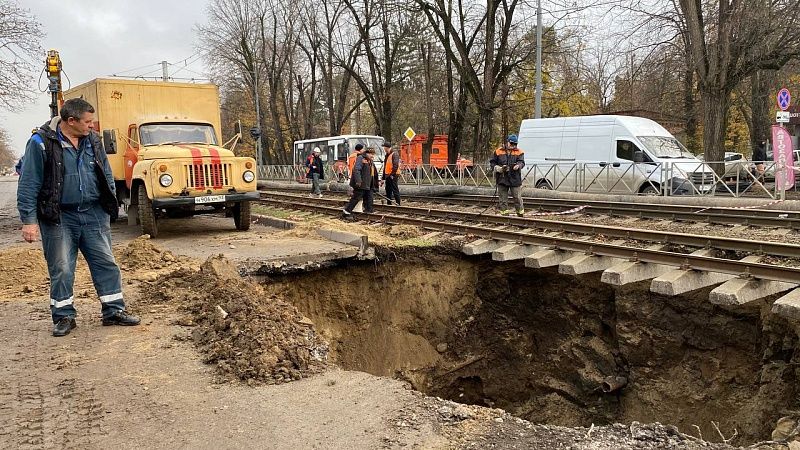 В месте провала обнаружен большой прорыв трубопровода на Московской в Краснодаре