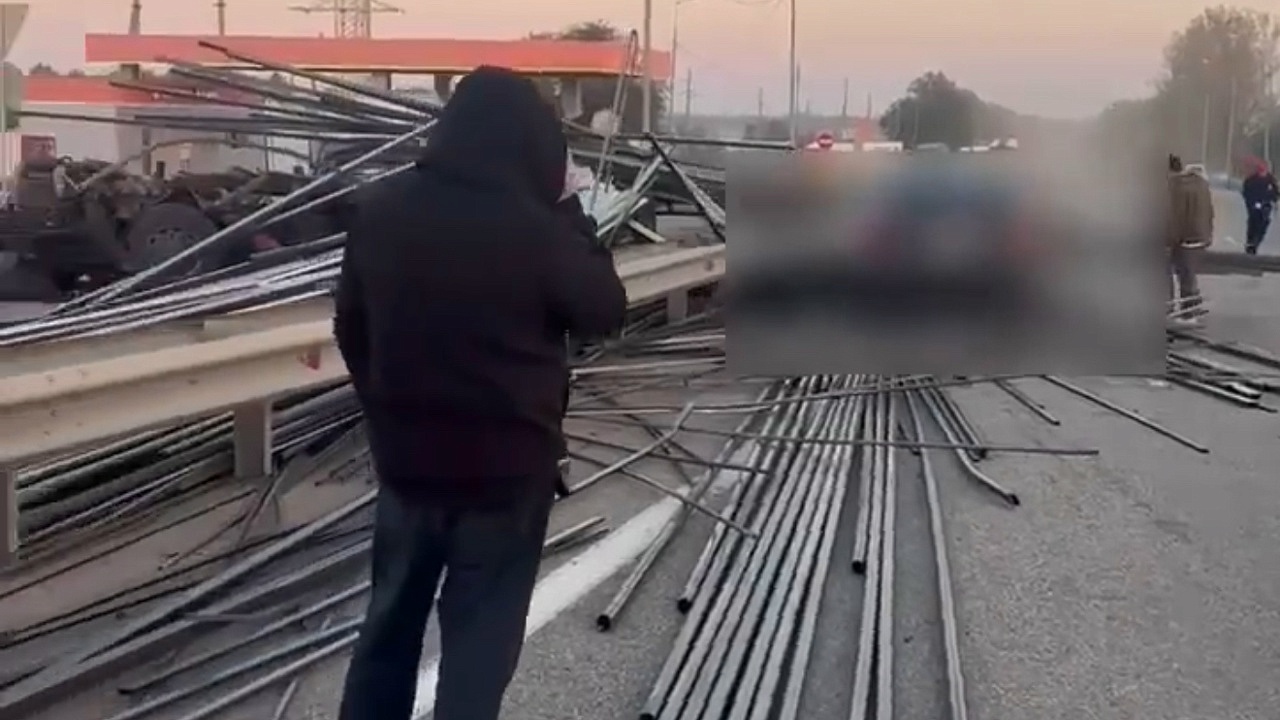 Выпавшие из фуры металлические трубы стали причиной ДТП на трассе возле Армавира
