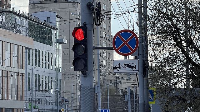 На перекрестке улиц Уральской и Дунайской установили «умный» светофор, который оснастят специальным датчиком