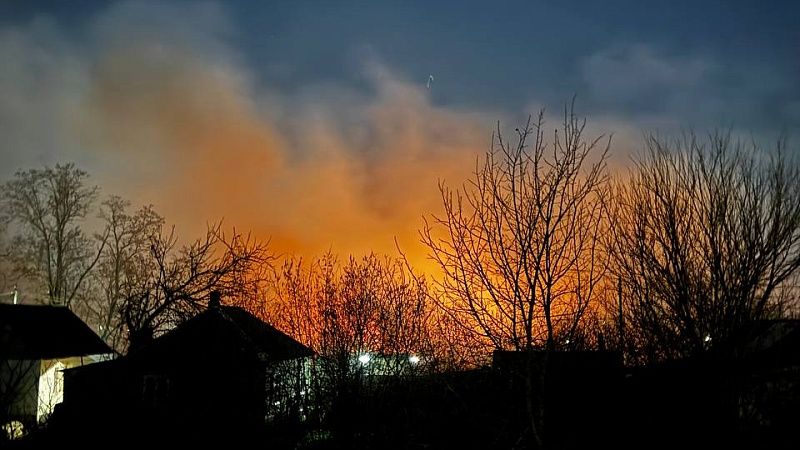 Сильный пожар на поле с камышом потушили под Краснодаром
