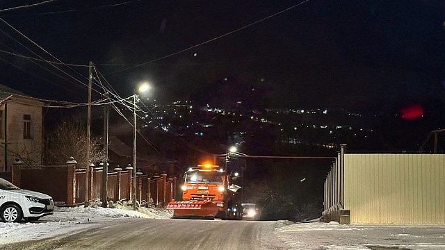 За сутки использовали более тысячи тонн реагентов для обработки дорог Сочи