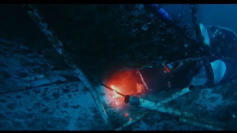 Водолазы срезали 287 м с корпусов затонувших танкеров в Керченском проливе