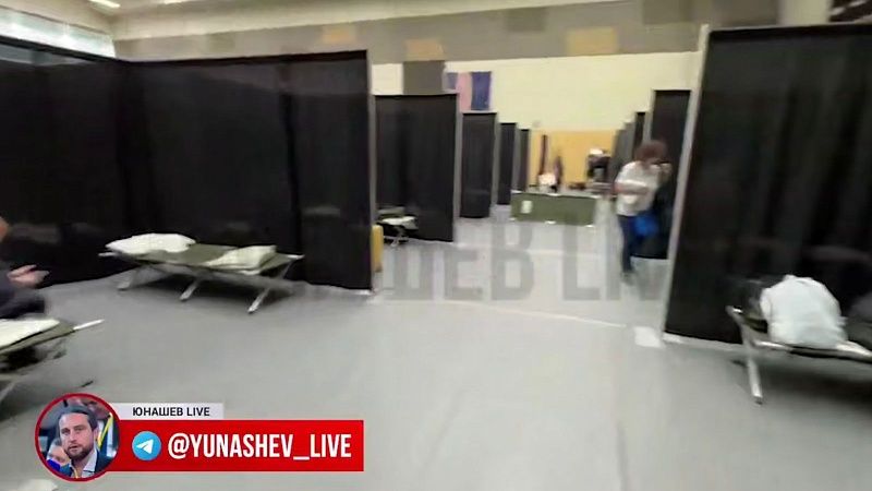 Журналист Юнашев показал ночёвку СМИ на раскладушках на спортарене Анкориджа