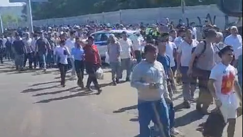 Появилось видео тысячи мигрантов, вышедших на улицы Красноярска