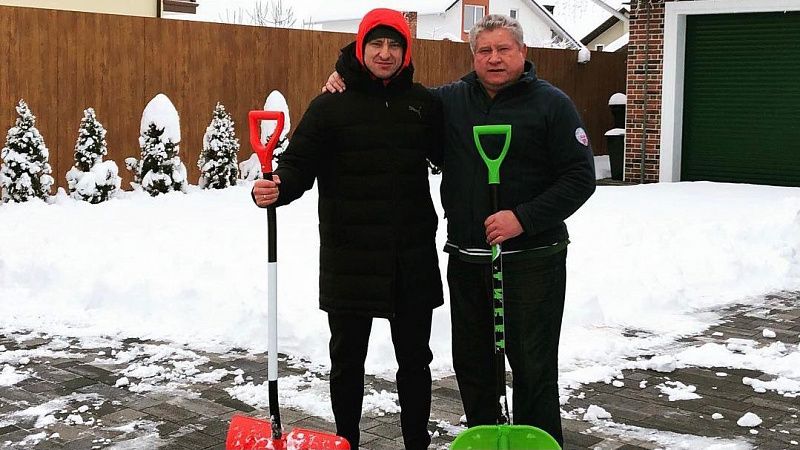 Молодежь Краснодара помогает ТСЖ убирать снег во дворах