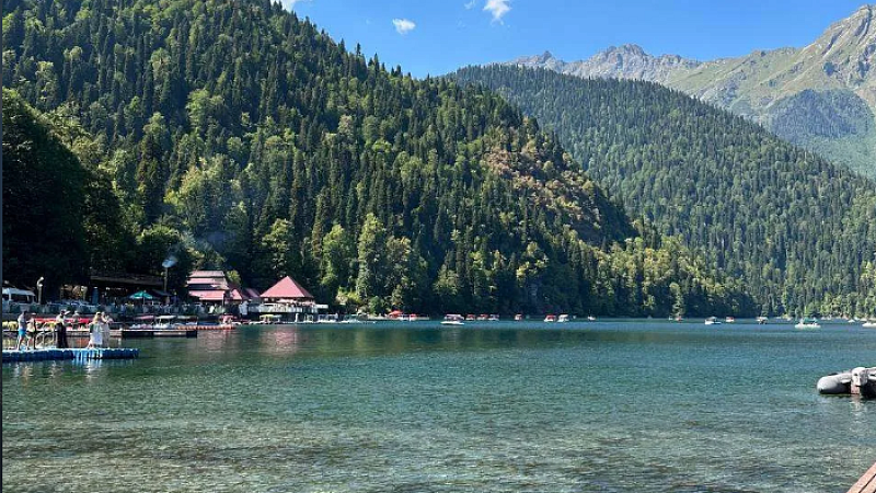 Мощный горный поток обрушился у озера Рица в Абхазии