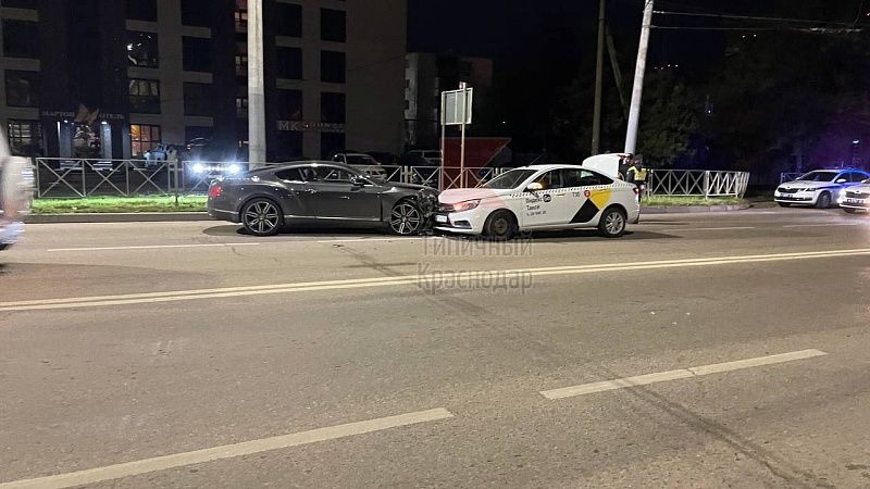 Bentley и такси столкнулись лоб в лоб на встречке в Краснодаре