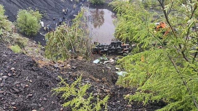 Появились фото и видео с места падения автобуса с рабочими в обрыв в Якутии