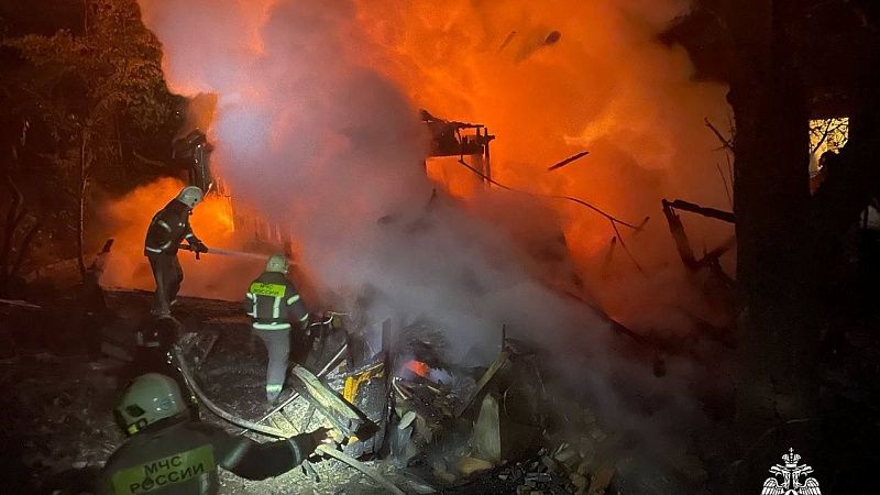 Уголовное дело возбудили по факту гибели в пожаре мужчины и ребёнка в Сочи
