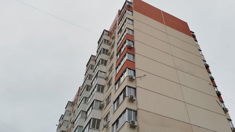 Пятнадцатилетний мальчик спас ребёнка, который стоял на подоконнике в Каспийске