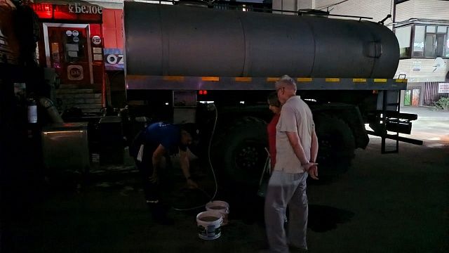 Подвоз воды организовали для оставшихся без света жителей части Краснодара