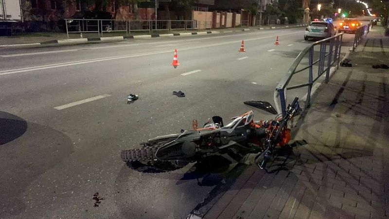 Пьяный эндурист с пассажиром врезался в дорожное ограждение в Геленджике