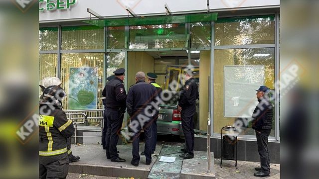 Легковушка въехала в отделение «Сбербанка» на улице Северной в Краснодаре