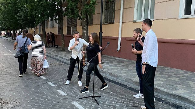Уличные артисты вновь удивили горожан выступлениями на краснодарском Арбате. Архивное фото телеканала «Краснодар»