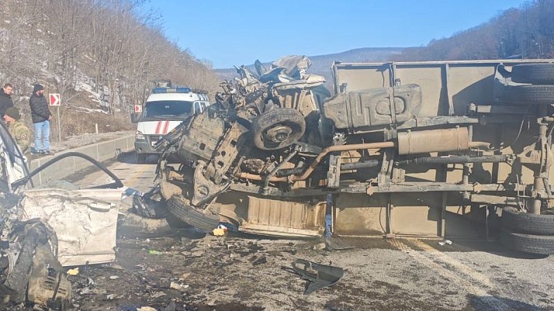 Спасатели достали двух водителей из искореженных авто около Горячего Ключа