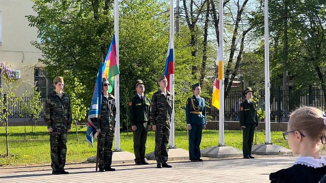 В школах Краснодара прошла первая еженедельная церемония поднятия флагов