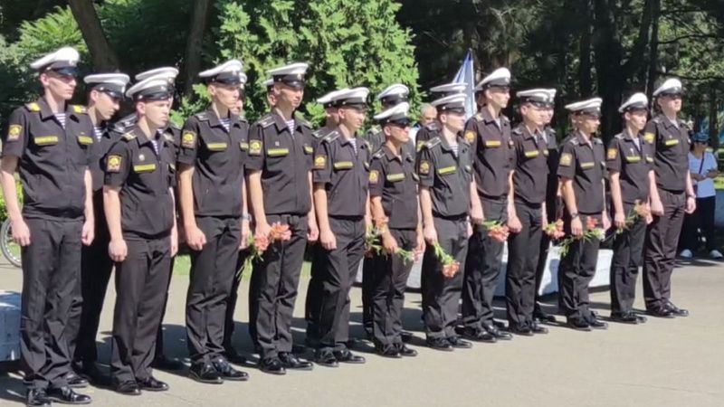 У подлодки в парке 30-летия Победы прошло торжественное построение моряков