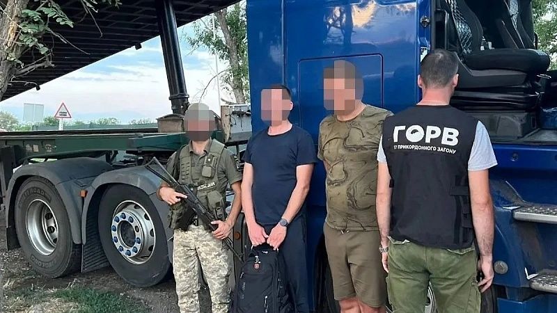 Пограничники нашли украинских уклонистов в гидроцилиндрах грузовика