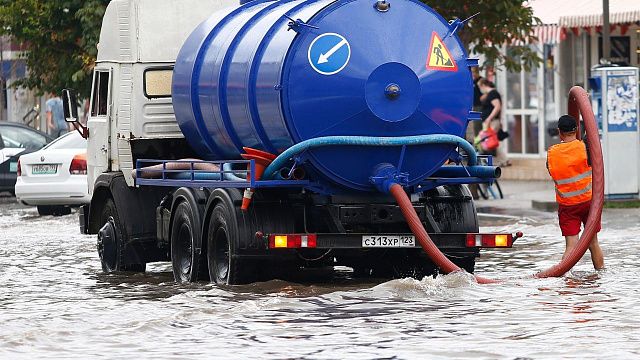 Подтопления под мостом в районе Вишняковского рынка в Краснодаре ликвидировали