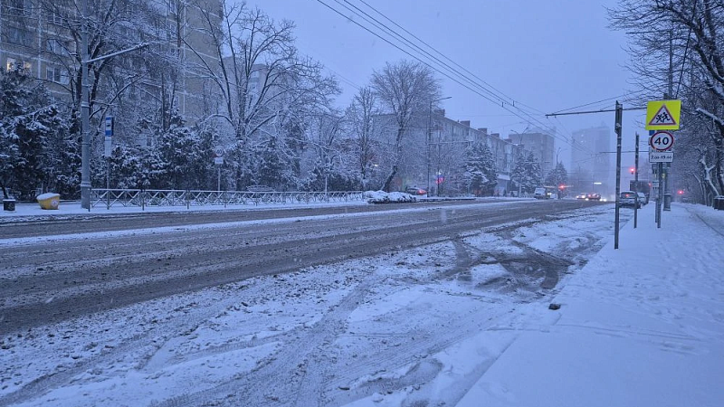 Более 60 ДТП произошло из-за снегопада утром 12 января в Краснодаре