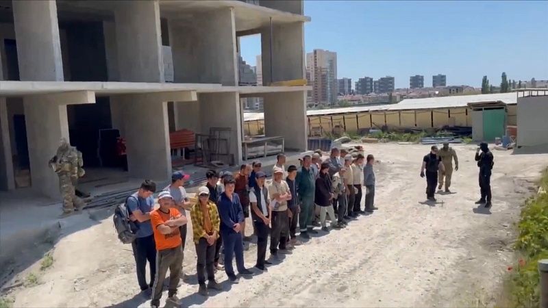 Полиция выявила 27 нелегальных мигрантов на стройке в Мысхако