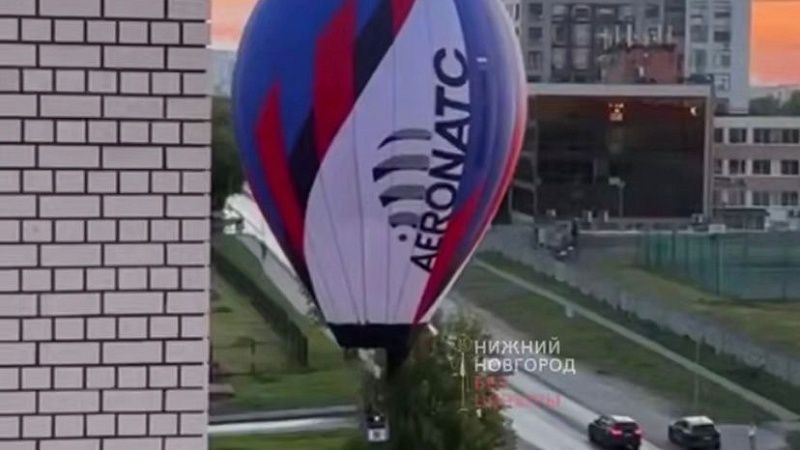 Экстренно приземлившийся воздушный шар сняли на видео в Нижнем Новгороде
