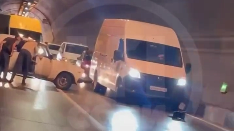 Массовое ДТП из 10 автомобилей произошло на дублёре Курортного проспекта в Сочи