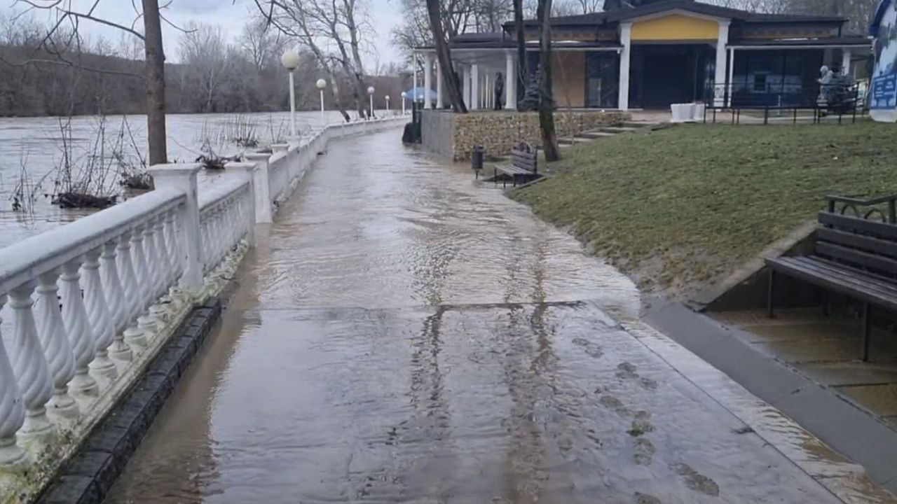 Река вышла из берегов в Горячем Ключе / Фото: телеканал «Краснодар»