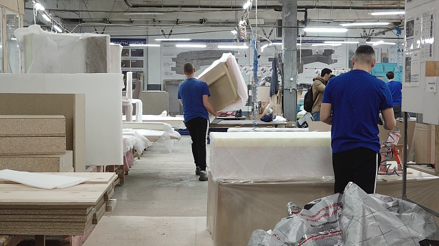 Благодаря господдержке краснодарская мебельная фабрика запустила производство матрасов Фото: Телеканал «Краснодар»