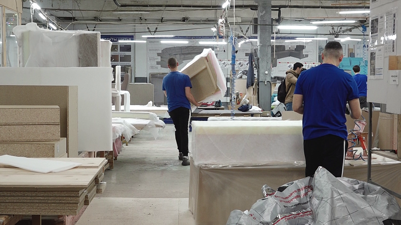 Благодаря господдержке краснодарская мебельная фабрика запустила производство матрасов