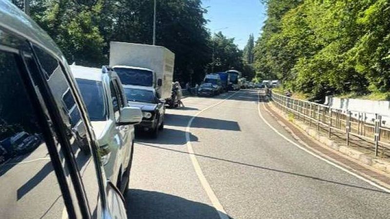 Ехавших на пересдачу ГИА выпускников потеряли в пробке рядом с Геленджиком 